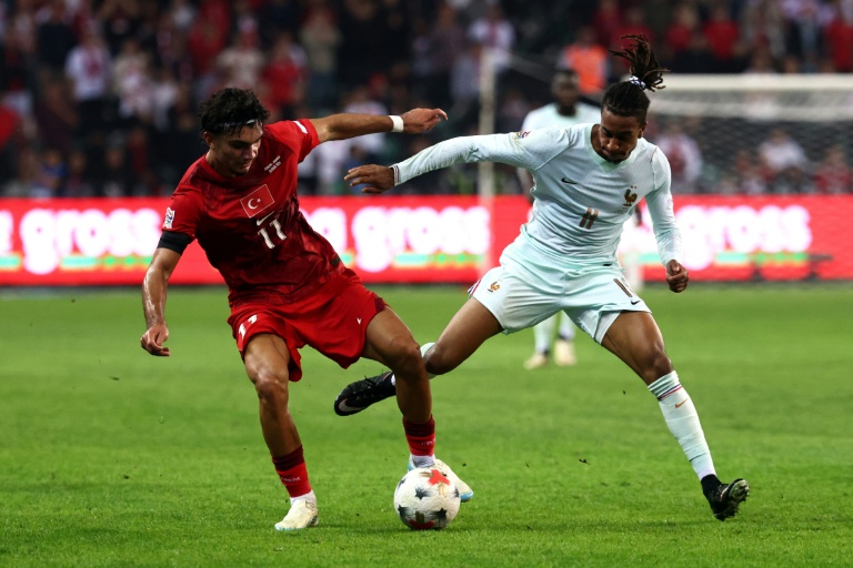 L'ailier des Bleus Michael Olise (à droite) aux prises avec le Turc Can Uzun au stade de Kocaeli, le 25 septembre 2026