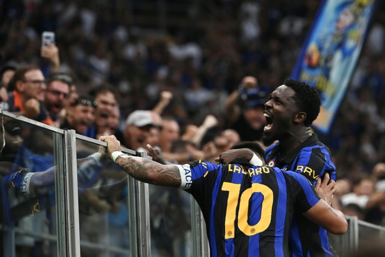 Les attaquants de l'Inter Milan Lautaro Martinez et Marcus Thuram après le troisième but de leur équipe contre Naples (3-2) lors de la troisième journée du Championnat d'Italie le 5 septembre 2026 à San Siro