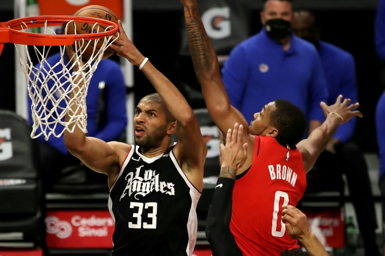 Nicolas Batum smashe devant Sterling Brown lors d'un match de NBA entre les Los Angeles Clippers et les Houston Rockets, le 9 avril 2021 à Los Angeles