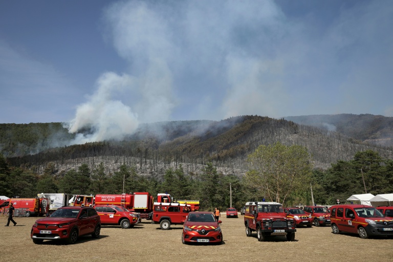 Des véhicules de pompiers stationnés stationnés à un poste de commandement lors d'un feu de forêt près de Puilaurens, le 5 septembre 2026 dans l'Aude