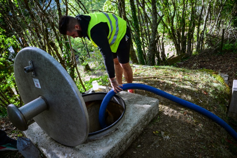 Mehdi, conducteur d'un camion-citerne, approvisionne en eau Sainte-Marie-du-Mont, petit village de Chartreuse, pour lutter contre la sécheresse le 21 septembre 2026
