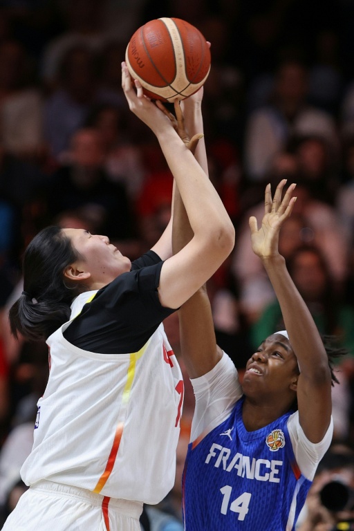 Dominique Malonga (à droite) tente de contrer la Chinoise Zhang Ziyu (2,23 m) lors de la victoire des Bleues en quart de finale de la Coupe du monde de basket le 10 septembre 2026 à Berlin
