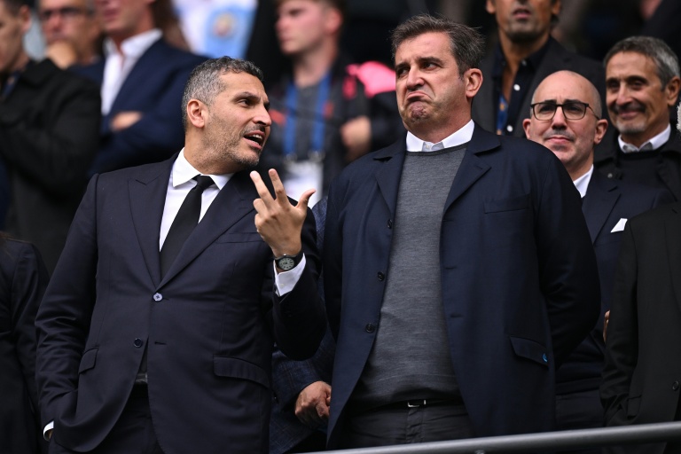 Le président de Manchester City Khaldoon al-Mubarak (g) et le PSG du club Ferran Soriano, lors d'un match à l'Etihad Stadium en 2023