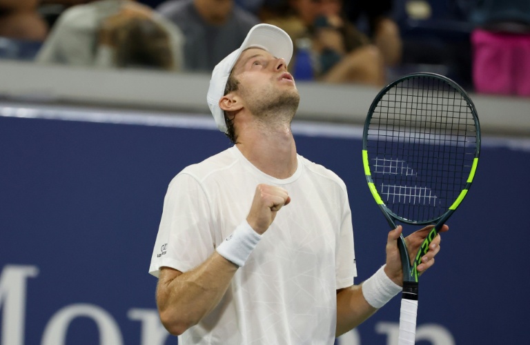 Le Néerlandais Botic van de Zandschulp célèbre sa victoire face au Français Arthur Gea lors du huitième de finale du simple messieurs, le neuvième jour de l'US Open, à New York, le 7 septembre 2026