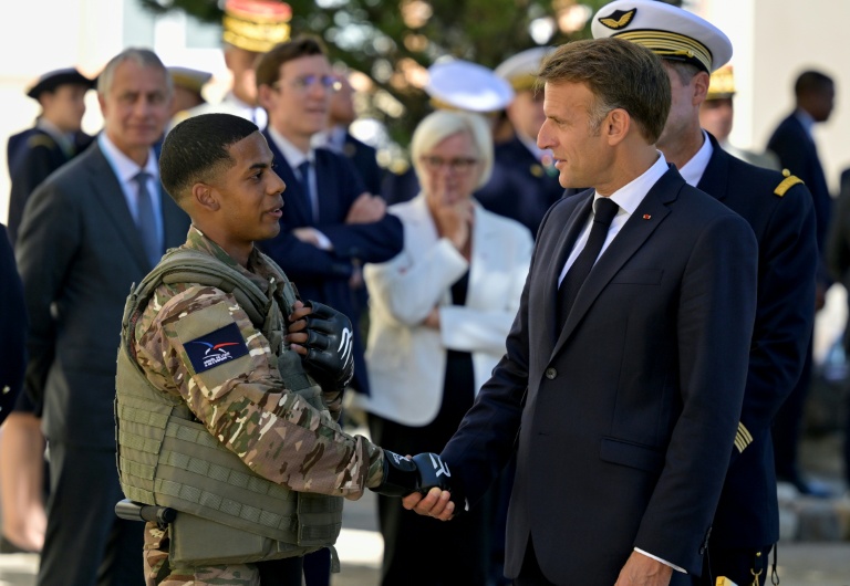 Le président de la République Emmanuel Macron salue un volontaire du service national sur la base aérienne 115, à Orange, dans le Vaucluse, le 15 septembre 2026