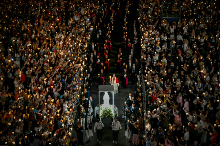 Le pape Léon XIV participe à ue procession aux flambeaux à Lourdes le 27 septembre 2026