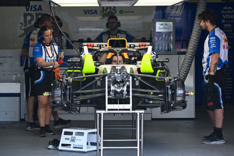 Des mécaniciens de l'équipe Red Bull travaillent sur la voiture du pilote britannique Arvid Lindblad sur le circuit de Bakou le 23 septembre 2026 en Azerbaïdjan