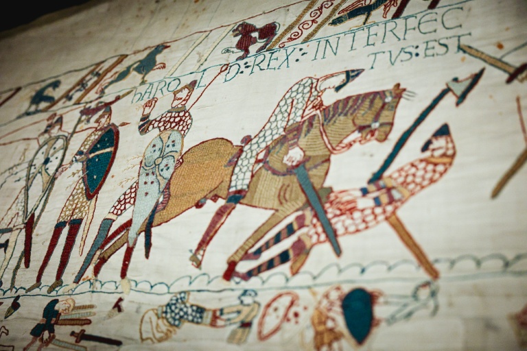 La scène représentant la mort du roi Harold sur la Tapisserie de Bayeux, photographiée lors d'une avant-première réservée à la presse avant l'inauguration officielle au British Museum, dans le centre de Londres, le 7 septembre 2026