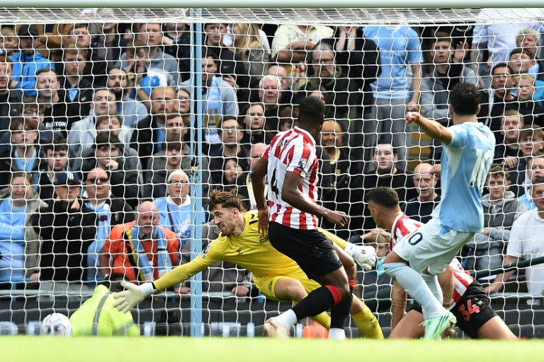 Le milieu français de Manchester City Rayan Cherki marque le deuxième but de son équipe dimanche en Premier League contre Sunderland à l'Etihad Stadium de Manchester.