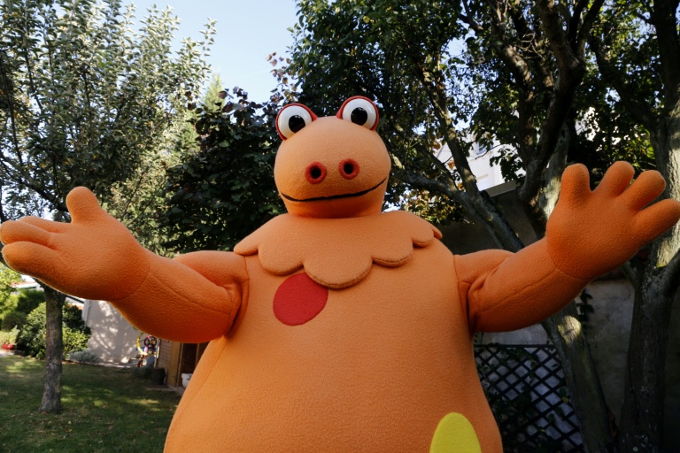 Yves Brunier, cocréateur et interprète  de Casimir, porte le costume du célèbre dinosaure à Saint-Maur-des-Fossés, près de Paris, le 16 septembre 2014