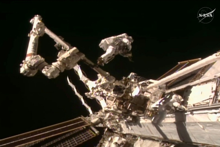 Capture d'écran d'un direct vidéo de la Nasa réalisée le 25 août 2026 montrant les astronautes Anil Menon (gauche) et Sophie Adenot dans l'espace hors de la Station spatiale internationale