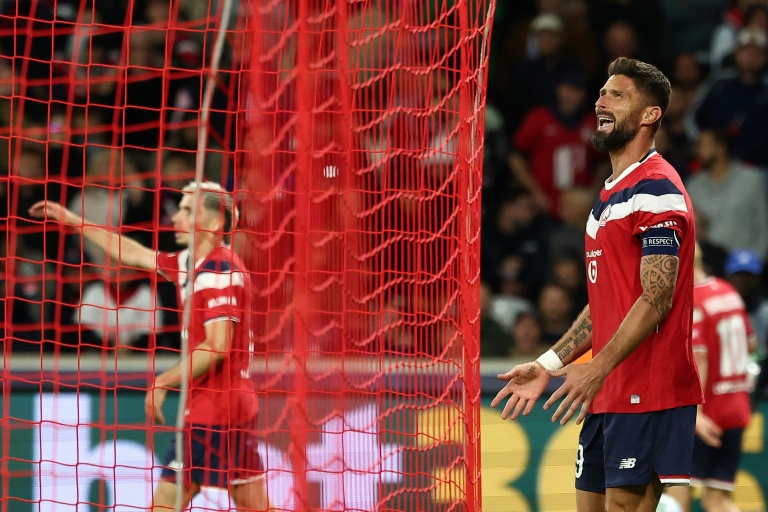 L'attaquant lillois Olivier Giroud (D) lors de la défaite 3-2 face au Betis Séville en Ligue des champions, le 8 septembre 2026 au stade Pierre-Mauroy