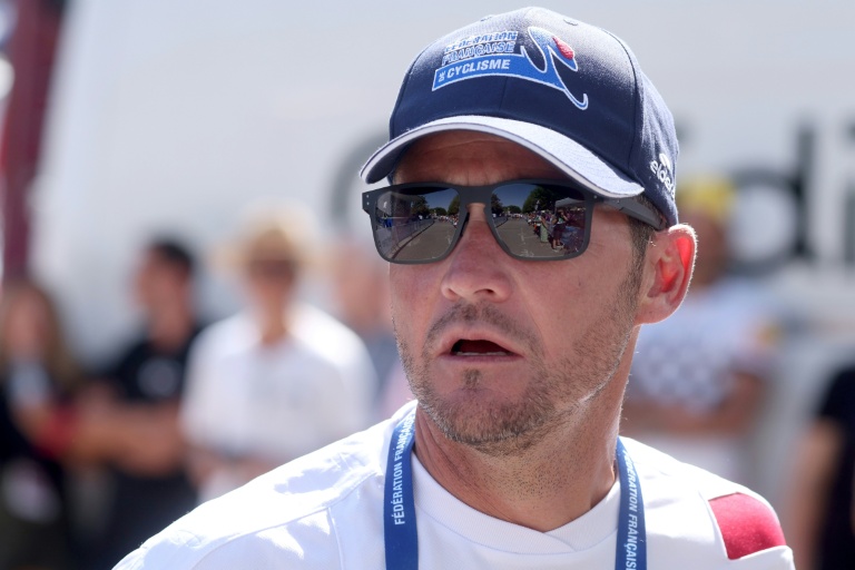 Thomas Voeckler suit la course des Championnats de France de cyclisme, le 28 juin 2026 prèsde La Tour du Pin