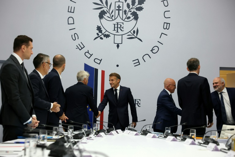 Le président Emmanuel Macron (C) accueille le président du Rassemblement national Jordan Bardella (G), le premier secrétaire du Parti socialiste Olivier Faure (2e à gauche), ainsi que le coordinateur de La France Insoumise (LFI), Manuel Bompard (3e à gauche), et le président de l'UDR, Éric Ciotti (3e à droite), le 18 septembre 2026 à Paris