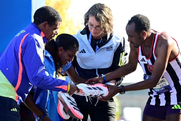 Tigst Assefa (2e à gauche) a été prise en charge pour sa blessure au pied après l'arrivée du marathon le 27 septembre 2026 à Berlin