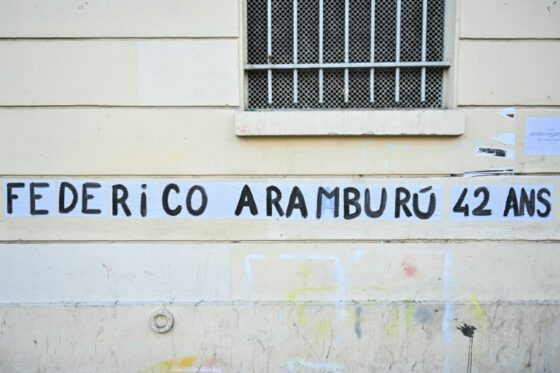 Graffiti en hommage à Federico Aramburu, mentionnant son âge de 42 ans.
