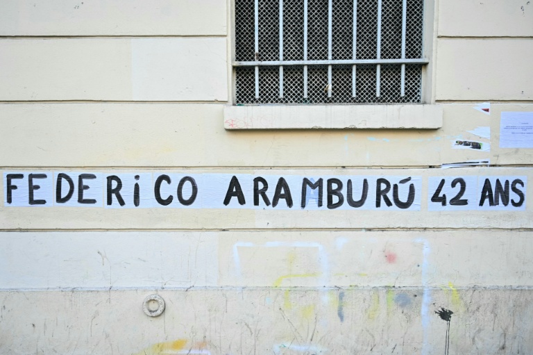 Une affiche en hommage au rugbyman argentin Federico Martín Aramburú, tué au petit matin du 19 mars 2022 après une altercation avec un autre groupe dans un café parisien, lors d'un rassemblement contre le racisme, le fascisme et les violences d'État, le 14 mars 2026 à Paris