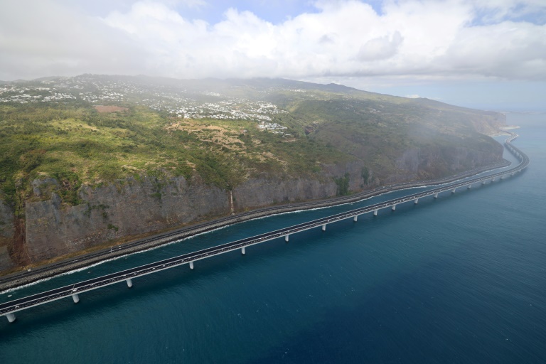 Vue aérienne sur le viaduc de la Nouvelle Route du Littoral, à Saint-Denis de La Réunion, le 2 août 2022