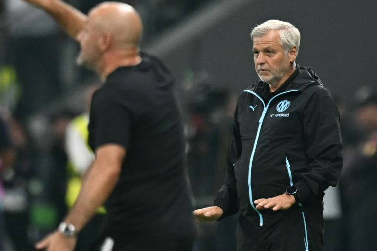 L'entraîneur marseillais Bruno Génésio (D) lors de la défaite subie à Istanbul face à Besiktas (4-1), pour la première journée de la Ligue Europa, le 17 septembre 2026