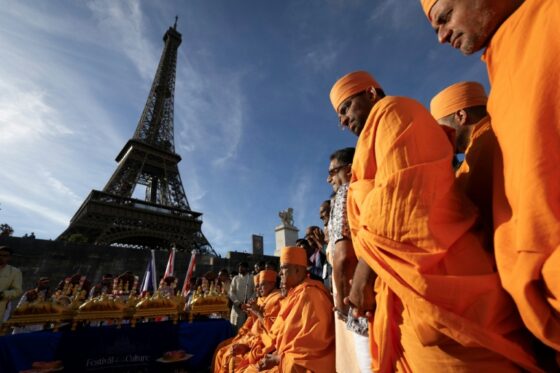 Des membres d'une délégation hindoue près de la tour Eiffel.