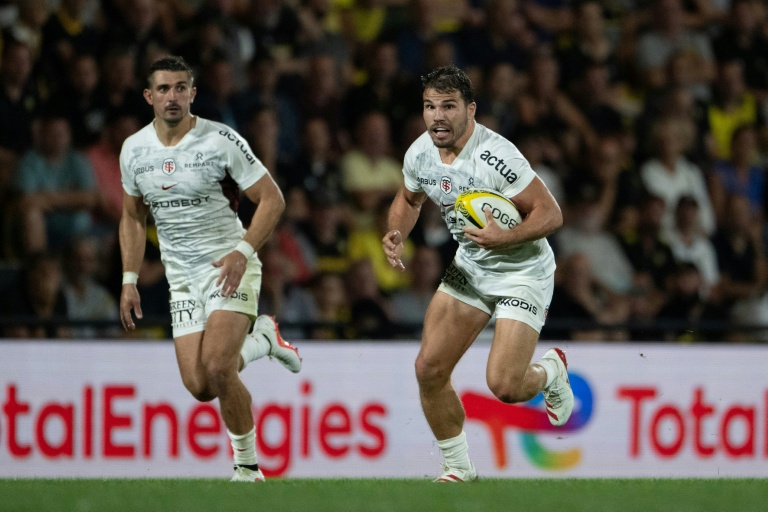 Le demi de mêlée de Toulouse Antoine Dupont (d) lors du match de Top14 du Stade Toulousain à La Rochelle, le 6 septembre 2026
