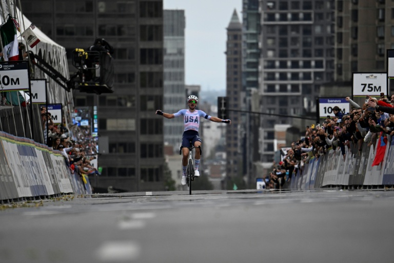 Brandon McNulty célèbre sa victoire au championnat du monde de cyclisme à Montréal.