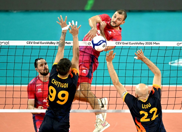 Theo Faure tente un smash contre les Roumains à l'Euro de volley à Sofia, le 22 septembre 2026