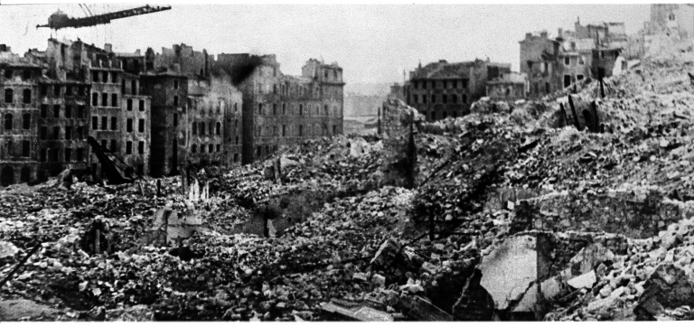 Le port de Marseille en 1943, dynamité par les Allemands