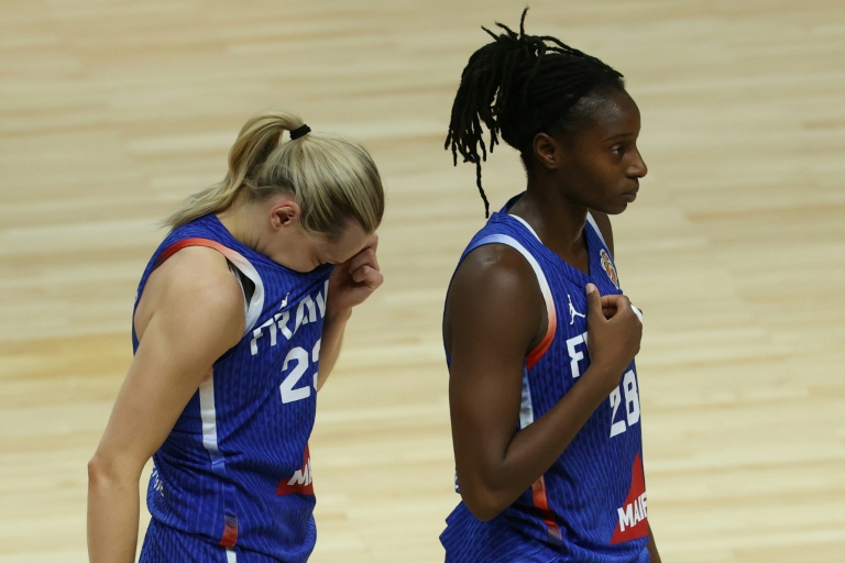 Les joueuses françaises Marine Johannès (g.) et Migna Touré (d.) à l'issue de la finale de la Coupe du monde féminine de basket-ball 2026 contre les États-Unis, à Berlin, le 13 septembre 2026