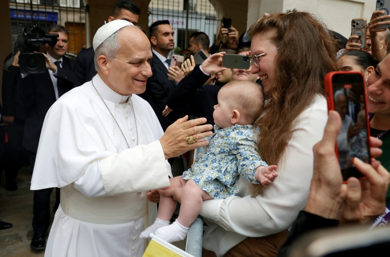 Le pape Léon XIV bénit un bébé après une rencontre avec des membres de l’Assemblée synodale provinciale, des catéchumènes et des néophytes, à l’Institut catholique de Paris, le 26 septembre 2026