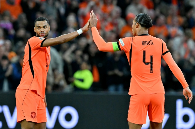 L'attaquant néerlandais Cody Gakpo (à gauche) a égalisé face à l'Allemagne en match de Ligue des nations le 24 septembre 2026 à Amsterdam