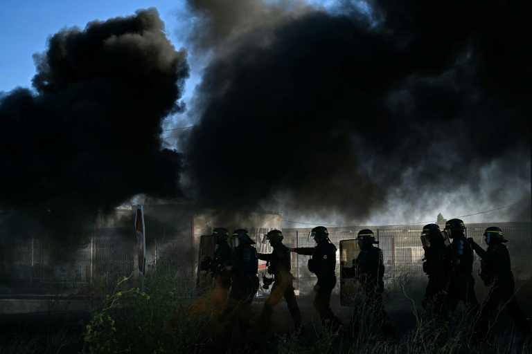 Des CRS interviennent pour lever le blocage par des pêcheurs du dépôt pétrolier de Frontignan, près de Sète, le 16 septembre 2026