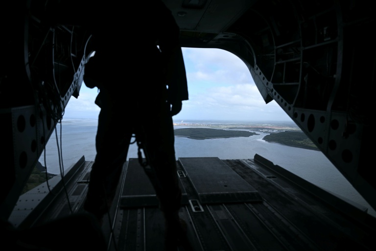 Un membre de l’armée regarde au loin depuis un avion de l’US Army en direction de Doonbeg, dans l’ouest de l’Irlande, avant l’arrivée du président américain Donald Trump, le 12 septembre 2026