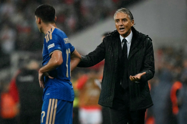 Le sélectionneur de la Squadra Azzurra Roberto Mancini donne des consignes à son attaquant Nicolo Cambiaghi lors du match contre la Turquie à Bursa, le 28 septembre 2026