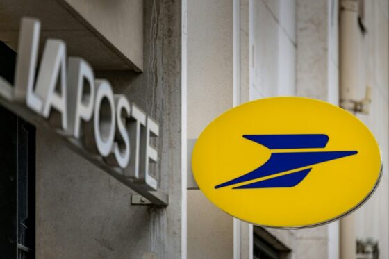 Logo de La Poste à l'entrée d'un bureau de poste