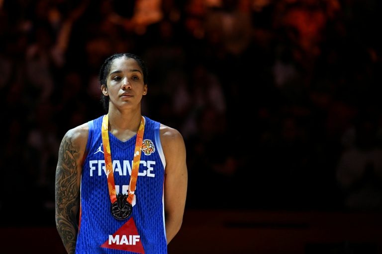 La Française Gabby Williams avec sa médaille d'argent à l'issue de la finale de la Coupe du monde de basket-ball 2026 perdue contre les États-Unis, à Berlin, le 13 septembre 2026