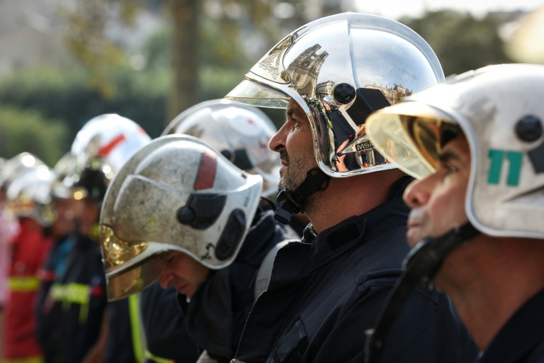 Des sapeurs-pompiers observent une minute de silence devant la cathédrale Notre-Dame de Paris, lors d'une manifestation, le 28 septembre 2026