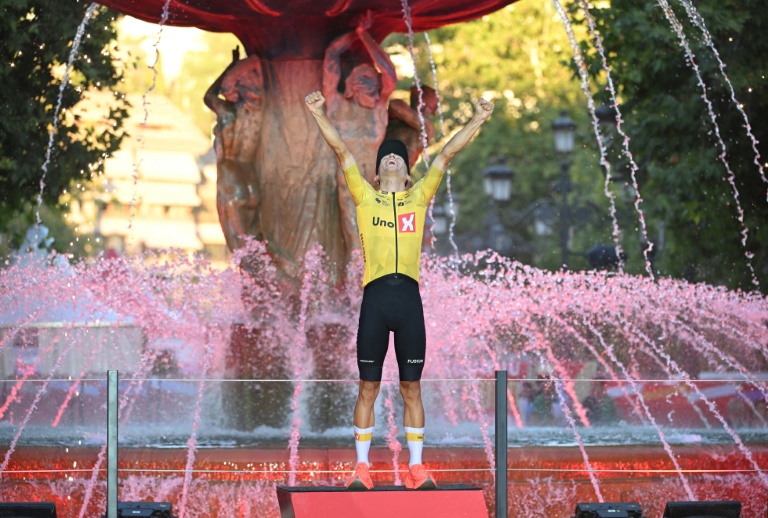 Le Norvégien Tobias Johannessen célèbre sa victoire lors de la 21e et dernière étape du Tour d'Espagne, le 13 septembre 2026 à Grenade