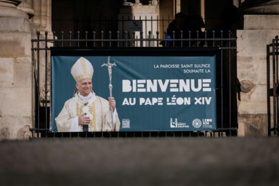 Banderole accueillant le pape Léon XIV à la paroisse Saint Sulpice à Paris.