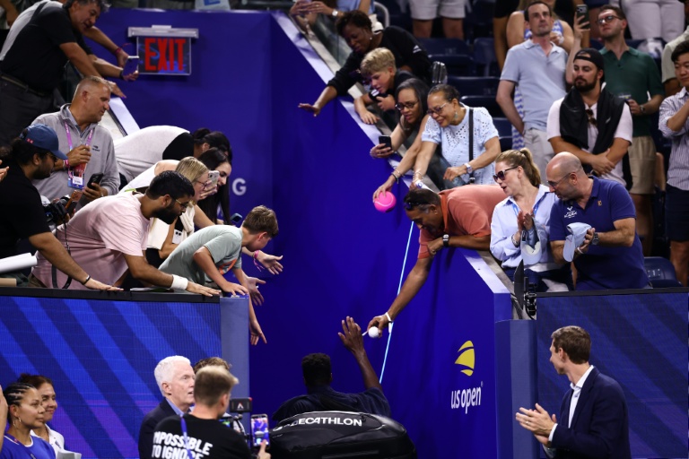 Le Français Gaël Monfils quitte le court après son match de deuxième tour du simple messieurs contre l'Américain Learner Tien, lors de la cinquième journée de l'US Open, à New York, le 3 septembre 2026