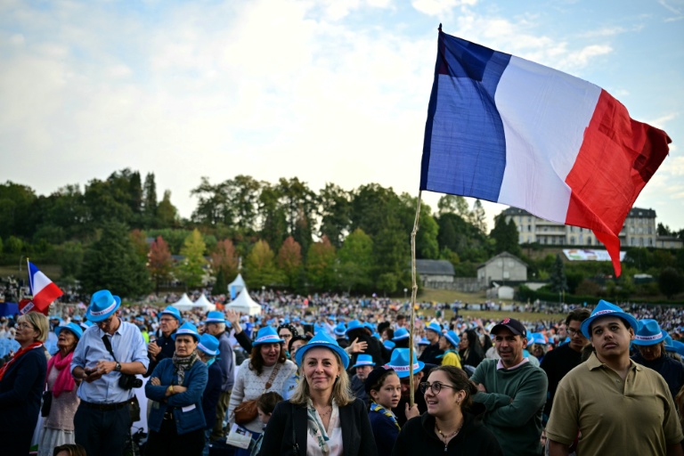 Des fidèles attendent l'arrivée du pape Léon XIV, le 27 septembre 2026 sur la prairie du sanctuaire à Lourdes, dans le sud-ouest de la France
