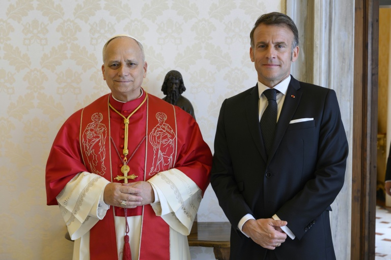 Photographie fournie le 10 avril 2026 par le service de presse du Vatican du pape Léon XIV et du président de la République Emmanuel Macron