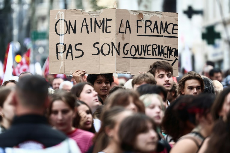 Des manifestants brandissent une pancarte sur laquelle on peut lire 