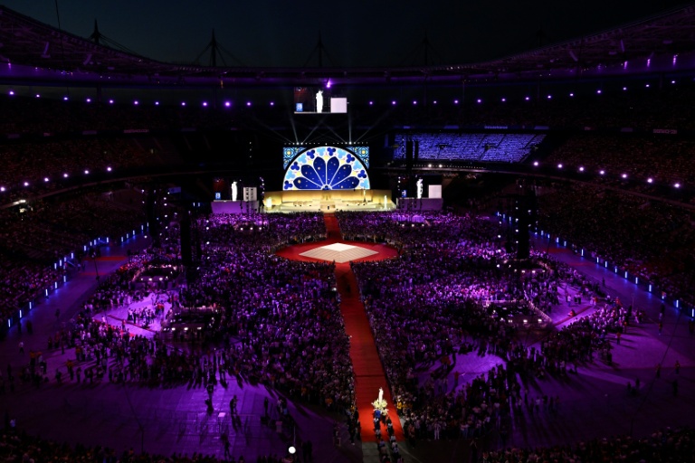 Des scouts portent une statue de Notre-Dame de France - Reine de la Paix au Stade de France, pour une veillée de prières avec Léon XIV, le 25 septembre 2026 à Saint-Denis, près de Paris