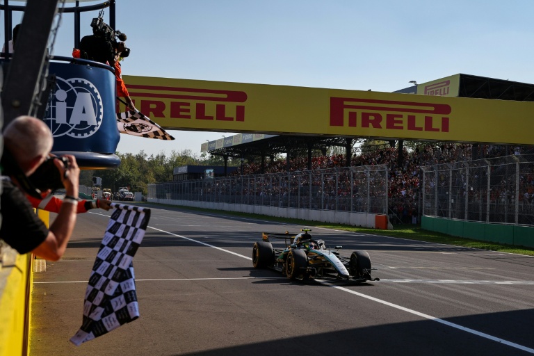 Kimi Antonelli franchit la ligne d'arrivée au Grand Prix d'Italie de F1 à Monza