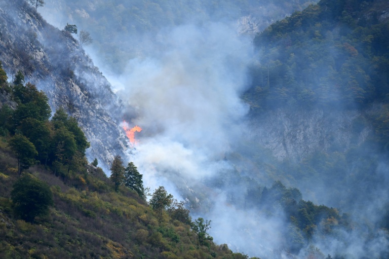 Un incendie de forêt dans les montagnes près d'Etsaut, le 6 septembr 2026 dans les Pyrénées-Atlantiques