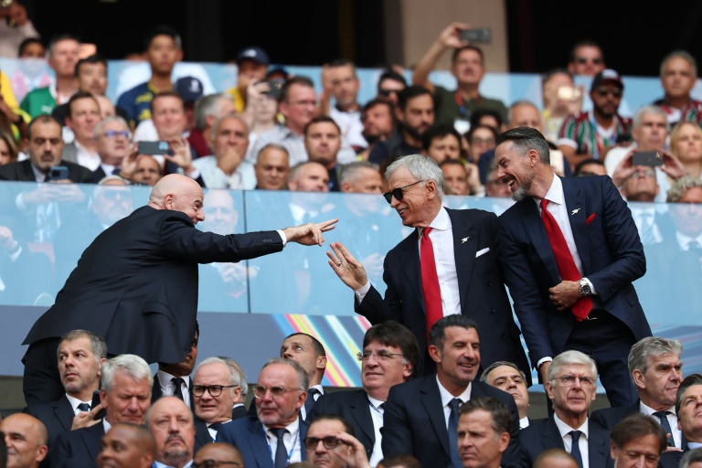Le président de la Fifa Gianni Infantino plaisante avec les propriétaires d'Arsenal Stan et Josh Kroenke (à droite) sous le regard du patron de l'UEFA Aleksander Ceferin lors de la finale de la Ligue des champions, le 30 mai 2026 à Budapest