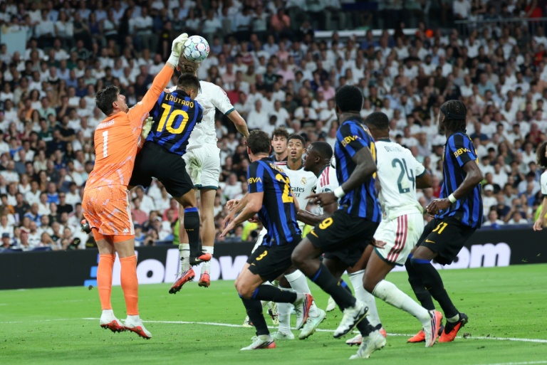 Le gardien du Real Thibaut Courtois (en orange) s'est multiplié pour contenir les attaques de l'Inter, mardi en Ligue des champions au stade Santiago Bernabeu stadium de Madrid.