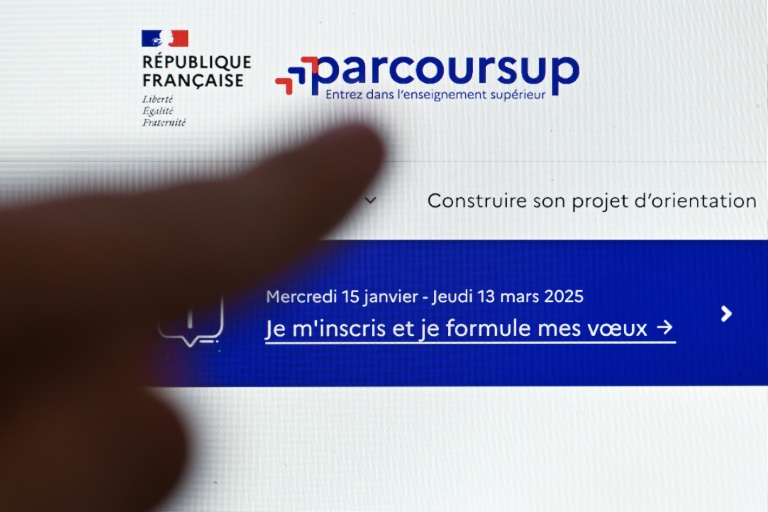 Dans les faits, le processus d'orientation post-bac, à travers la plateforme Parcoursup, sélectionne déjà les bacheliers, faute de pouvoir répondre à la demande dans certaines filières