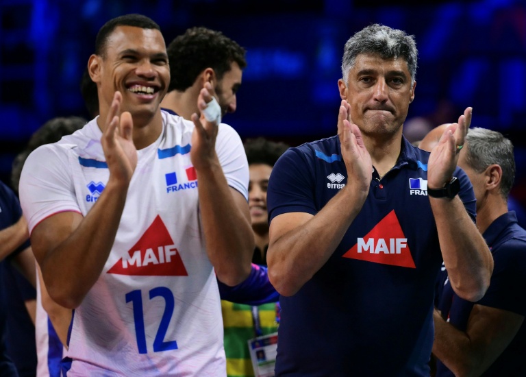L'entraîneur Andrea Giani avec Stephen Boyer ravis du succès des Bleus sur la Finlande en demi-finale de l'Euro au Forum di Assago, en Italie, le 25 septembre 2026